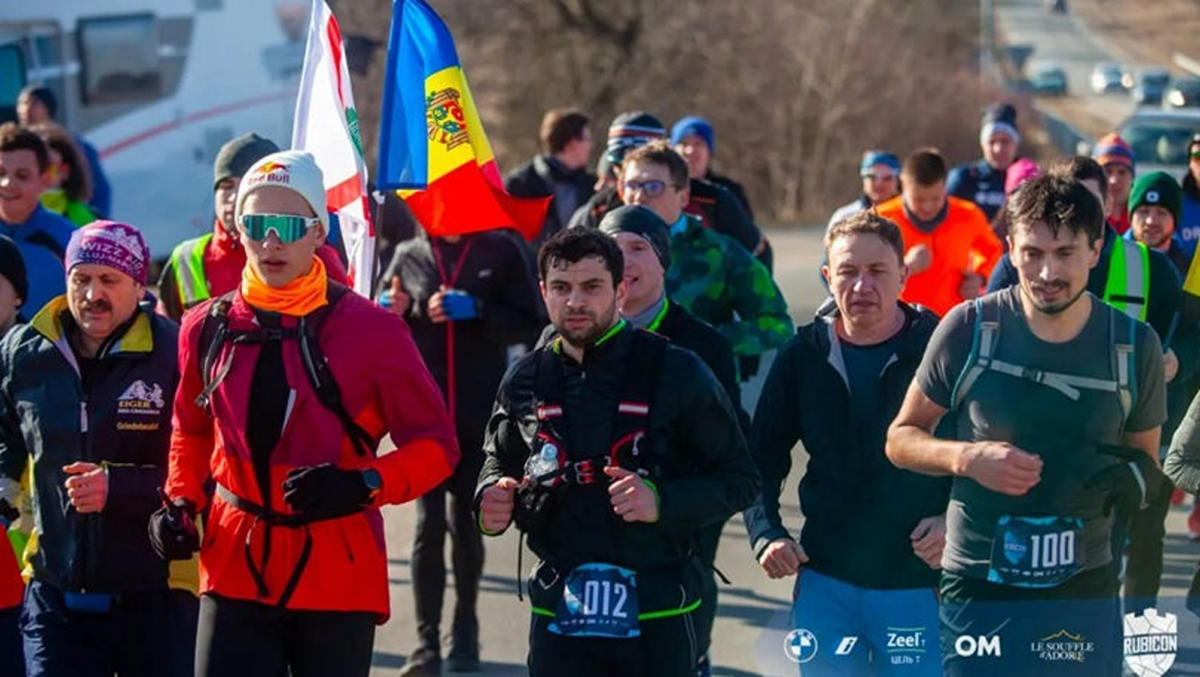 Ultramaratonul Internațional „Rubicon 2024” unește sportivii și statele. Circa 200 de alergători parcurg distanța Chișinău - București