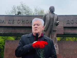 Lenin continuă să fie venerat la Chișinău. Zeci de comuniști au depus și în acest an flori la bustul liderului bolșevic