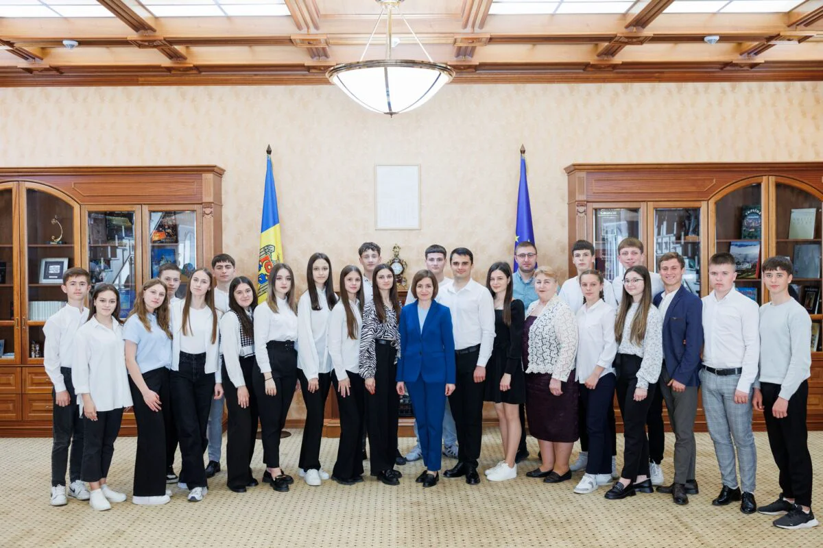Președinta Maia Sandu s-a întâlnit astăzi cu „Hecenii” care au impresionat la Românii au talent