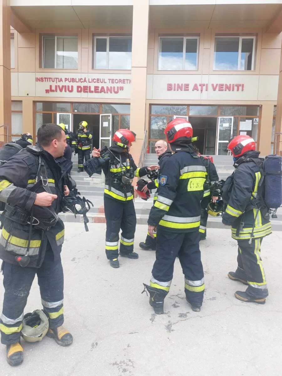 Incendiu la un liceu din Chișinău. Zece echipaje de pompieri, la fața locului