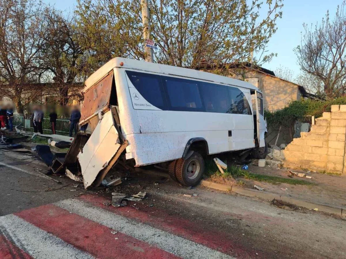 Accident de microbuz între Chișinău și Orhei. 16 pasageri sunt la spital