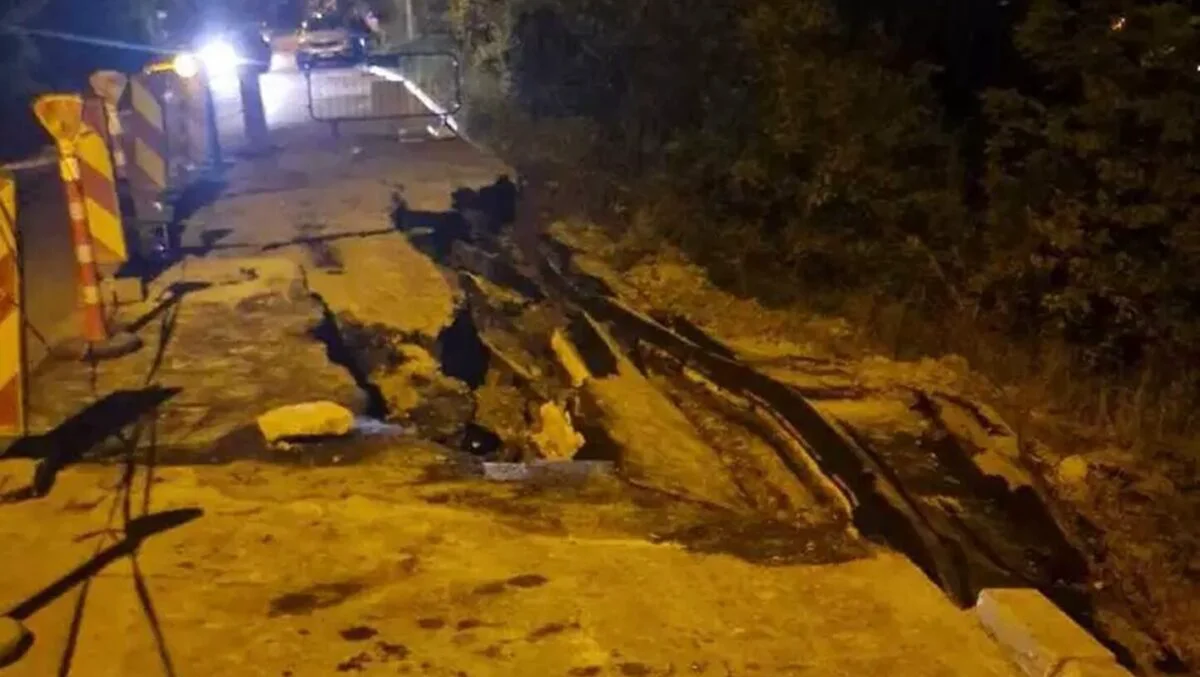 Alunecare de teren pe o stradă din Cluj-Napoca. Traficul auto, restricționat