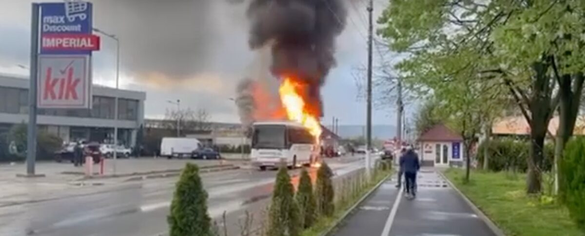 Autocar cu 30 de copii, în flăcări, la Moldova Nouă. Video