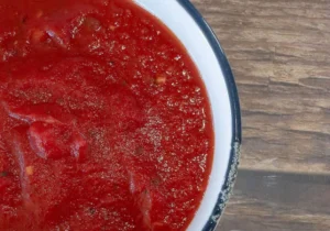 Secretul tinereții se află în pasta de tomate. Rețeta unui medic dermatolog