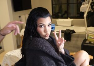 Kourtney Kardashian bea lapte matern pentru a se vindeca de greață