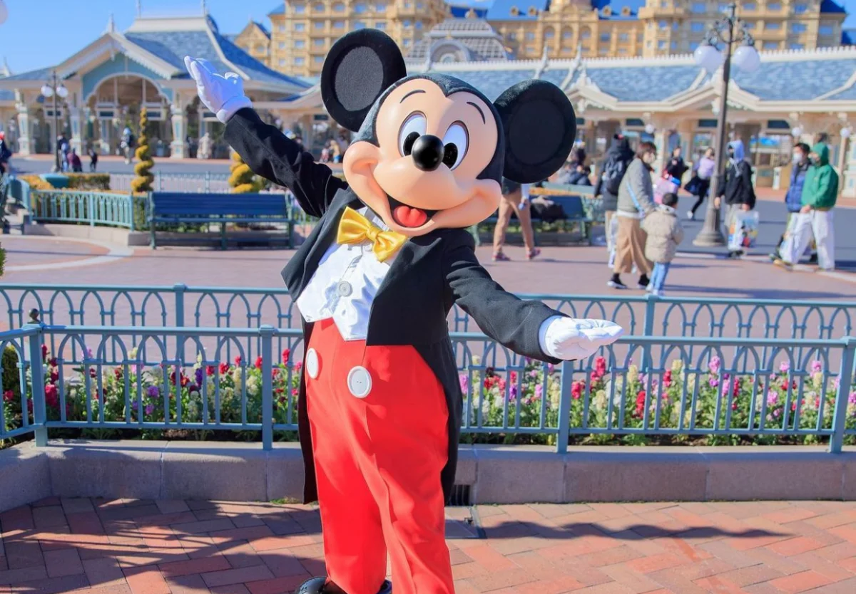 Români costumați în Mickey și Minnie Mouse, prinși la furat în Italia. Hoții au interacționat cu mii de copii