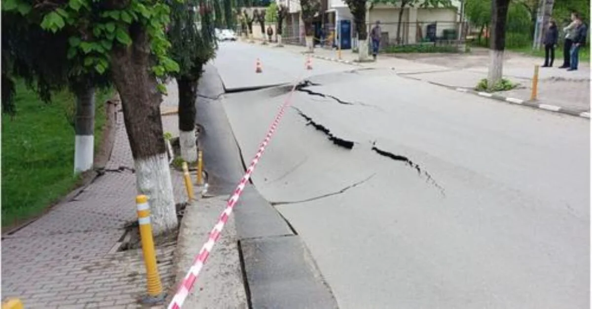 Strada surpată din Slănic, Prahova. PSD și PNL se acuză reciproc
