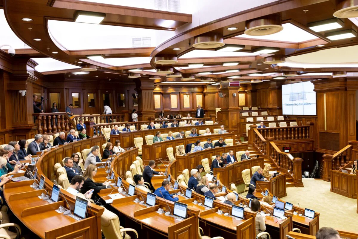Mai multe demisii au fost aprobate, vineri, în Parlamentul de la Chișinău