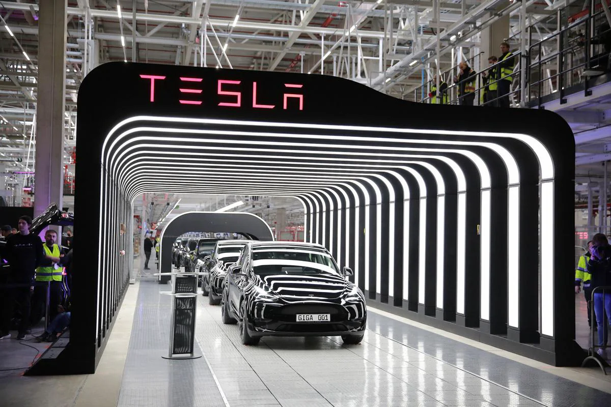 Tesla a dat înapoi cu câteva săptămâni înaintea unui mare proiect