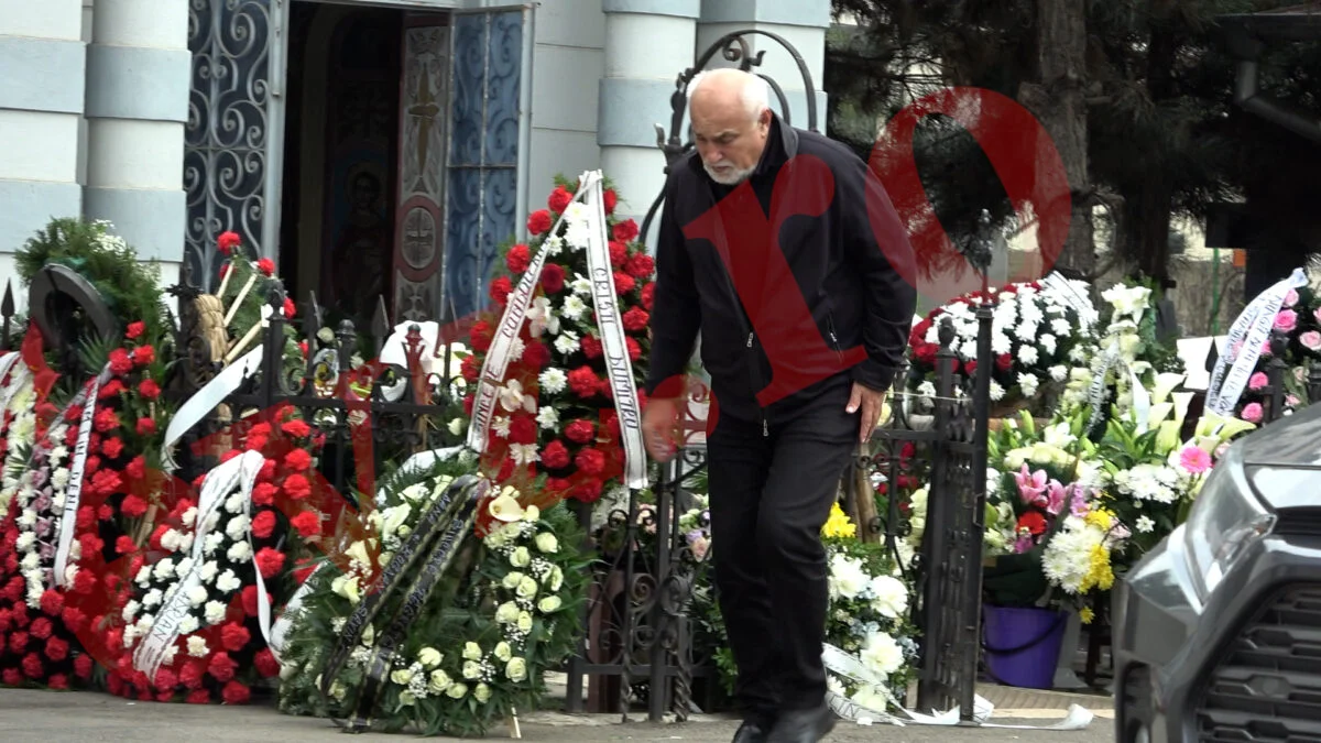 Varujan Vosganian, momente dureroase. Cum a fost surprins politicianul la cimitir. Video
