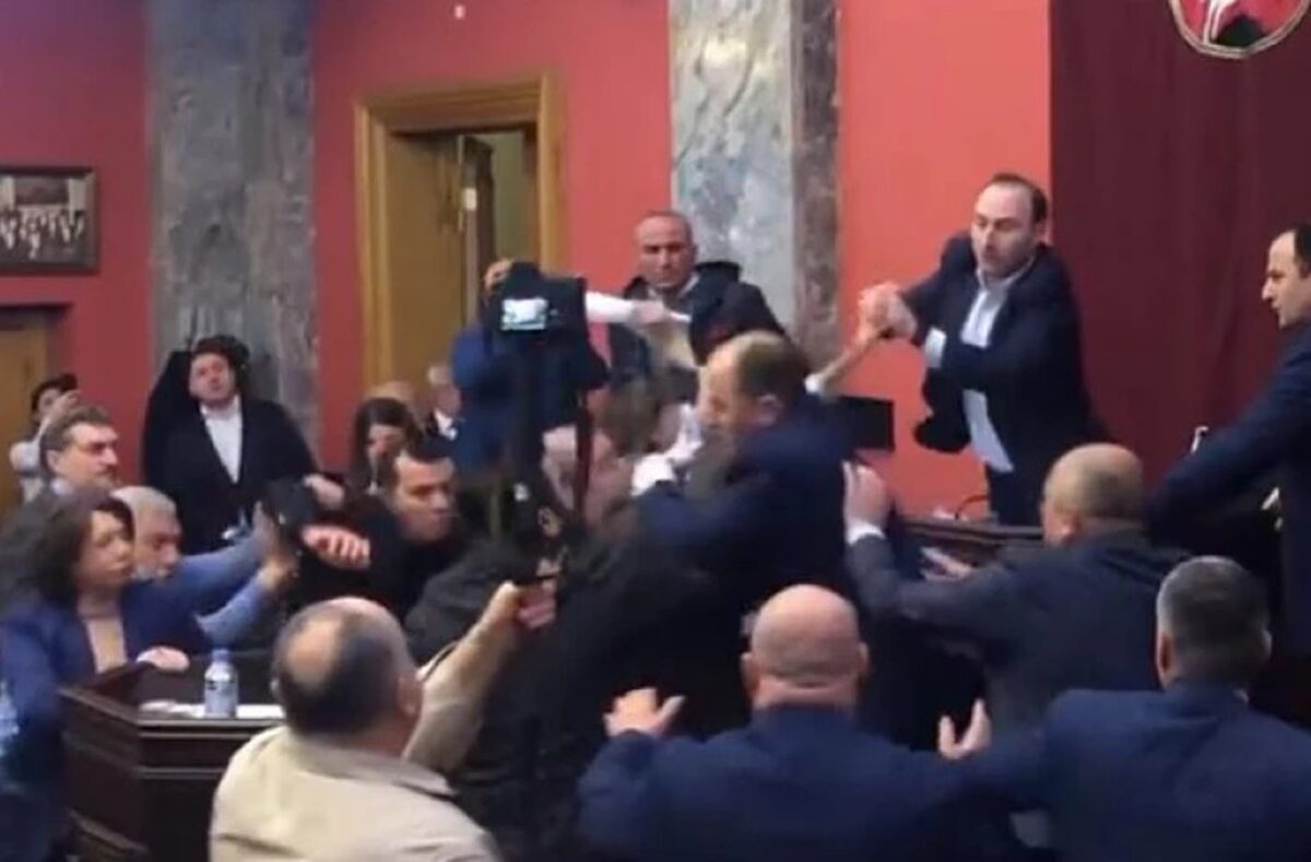 Bătaie în Parlamentul din Georgia. Liderul puterii, lovit cu pumnul în față| Video