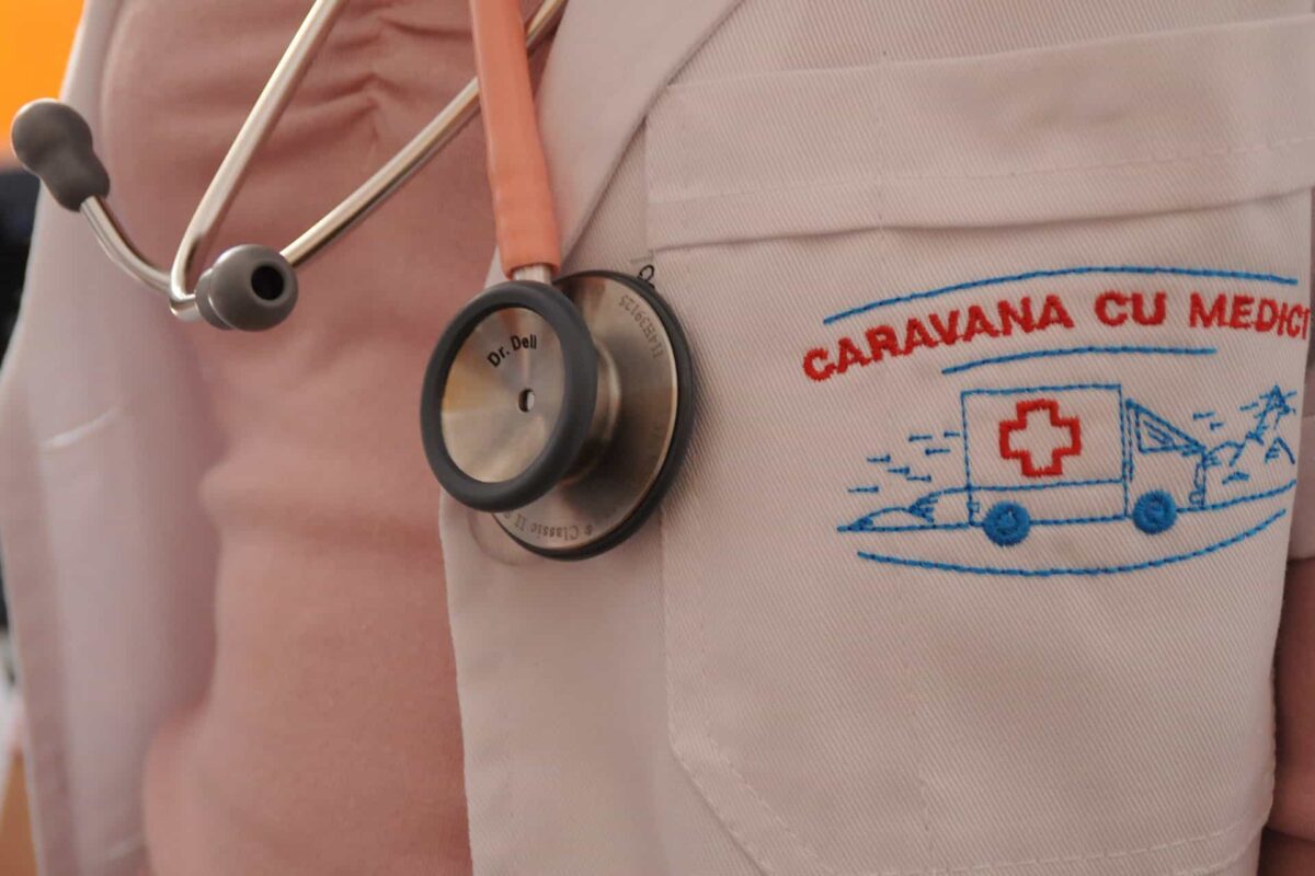 Consultații gratuite pentru români. „Caravana cu medici” ajunge în 35 de localități