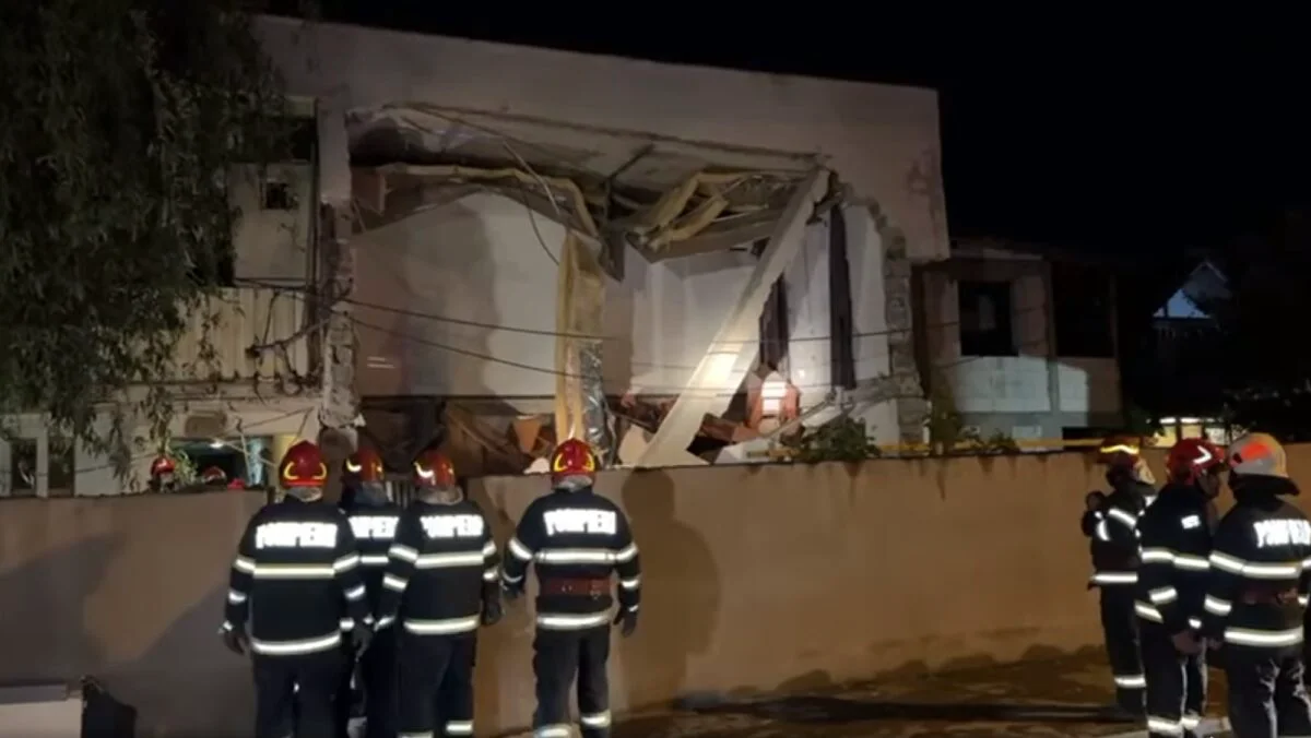 Clădire distrusă de o explozie la Craiova. O femeie a murit sub dărâmături