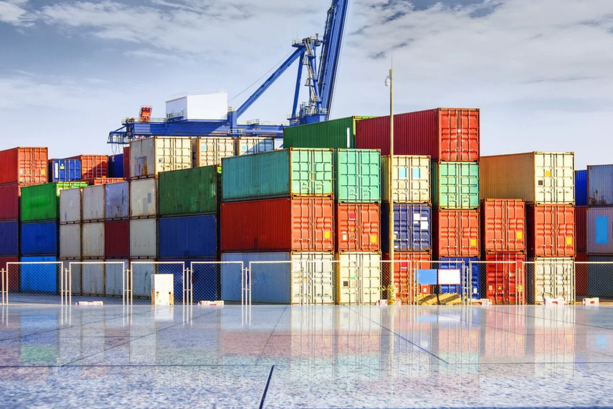 Importurile și exporturile au scăzut în primele două luni. Cum stă România la deficitul balanţei comerciale