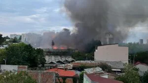 Incendiu la o clădire din nordul Bucureștiului. Martorii spun că au auzit explozii