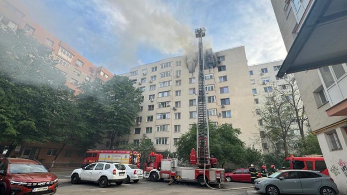 Incendiu violent la un bloc din București. Doi morți și mai mulți răniți