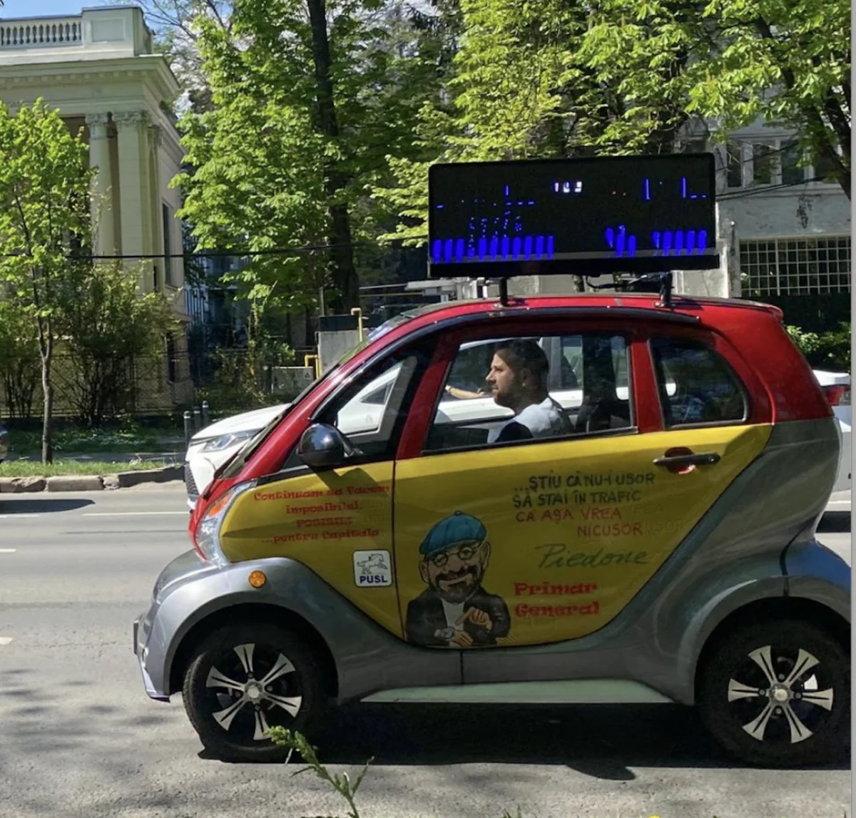 Exclusiv. Mașinuțele caraghioase care-l promovează pe Piedone în București. Foto