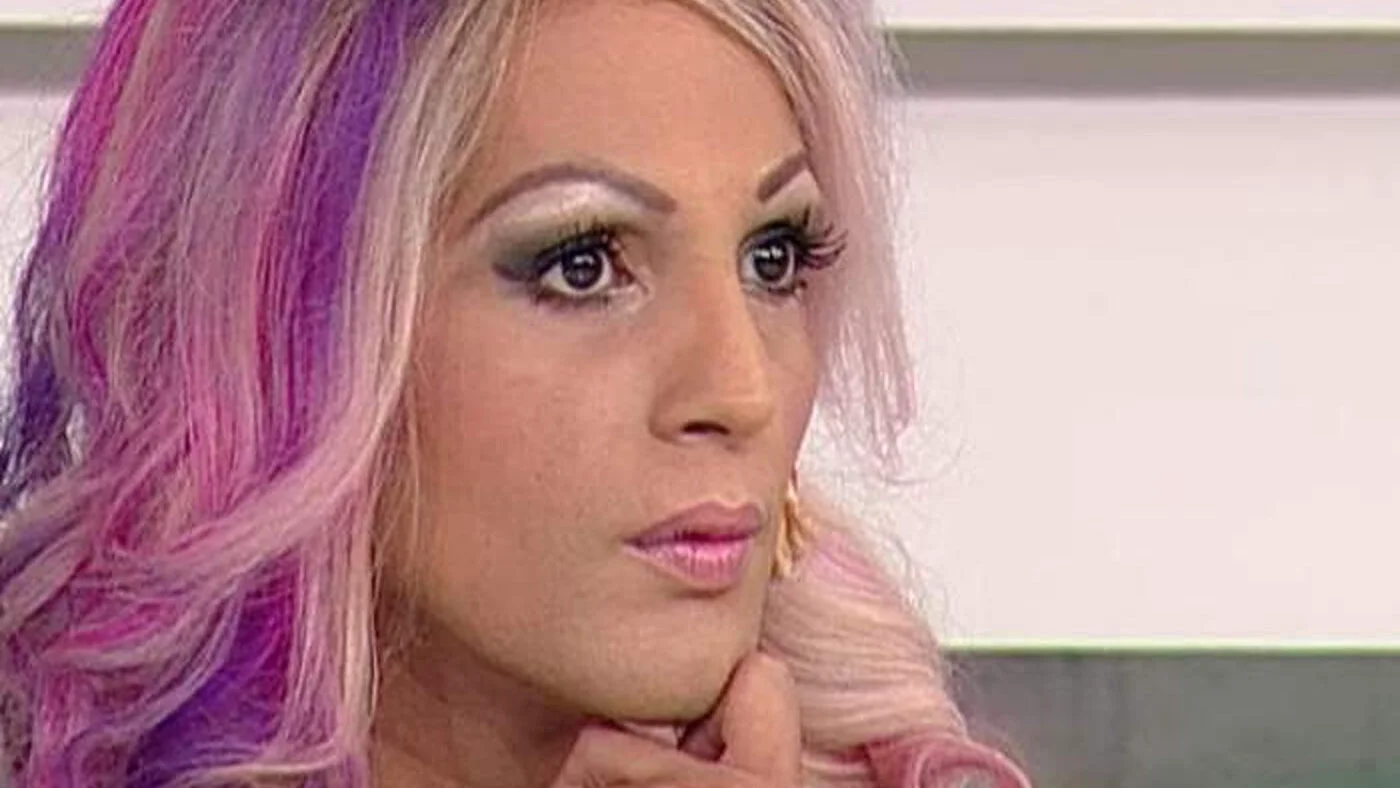 A murit celebrul transgender Naomi. A avut o viață „tristă, plină de neajunsuri”