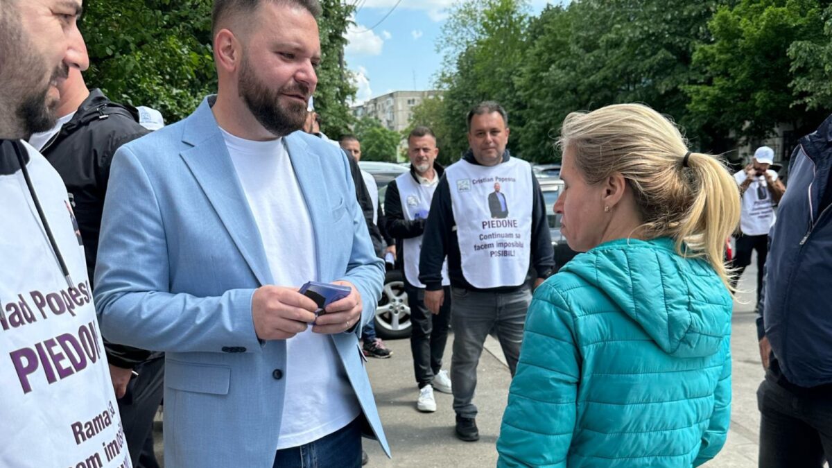 Vlad Piedone, candidat oficial la Primăria Sector 5. El a fost însoțit de tatăl său la Biroul Electoral