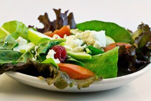 O insectă „crocantă” revoluționează meniurile restaurantelor. Noua salată servită clienților 