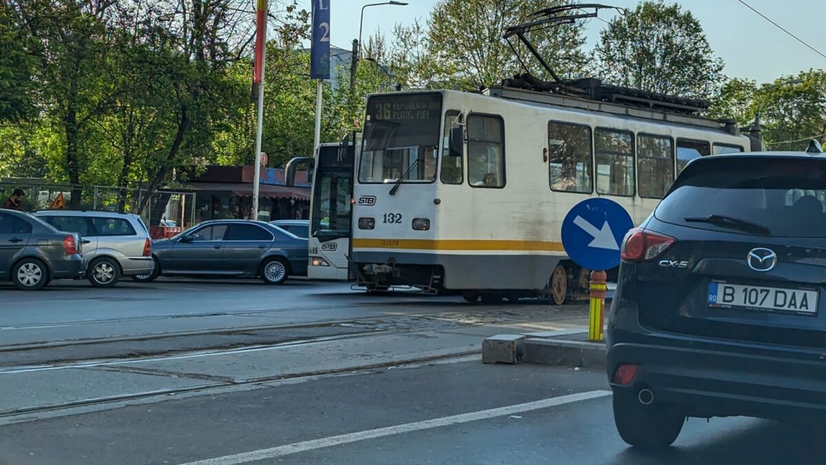 Tramvai deraiat în București. Circulația a fost blocată zeci de minute