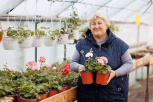 Pasionată de flori, o femeie din Republica Moldova și-a deschis o afacere indestructibilă