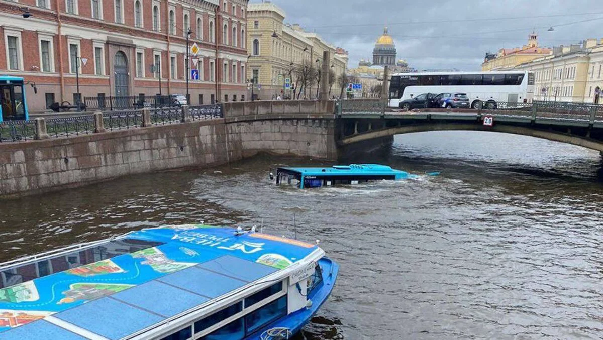 Un autobuz cu pasageri a căzut în râu, în Sankt Petersburg. Cel puțin un om a murit