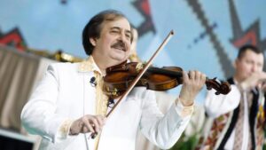 Orchestra Națională „Lăutarii”, în frunte cu maestrul Nicolae Botgros, ținuți ore în șir în vămi, când trec Prutul