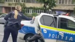 Scene ca în filme la Cluj-Napoca. O polițistă îi dă în față cu spray lacrimogen colegului său