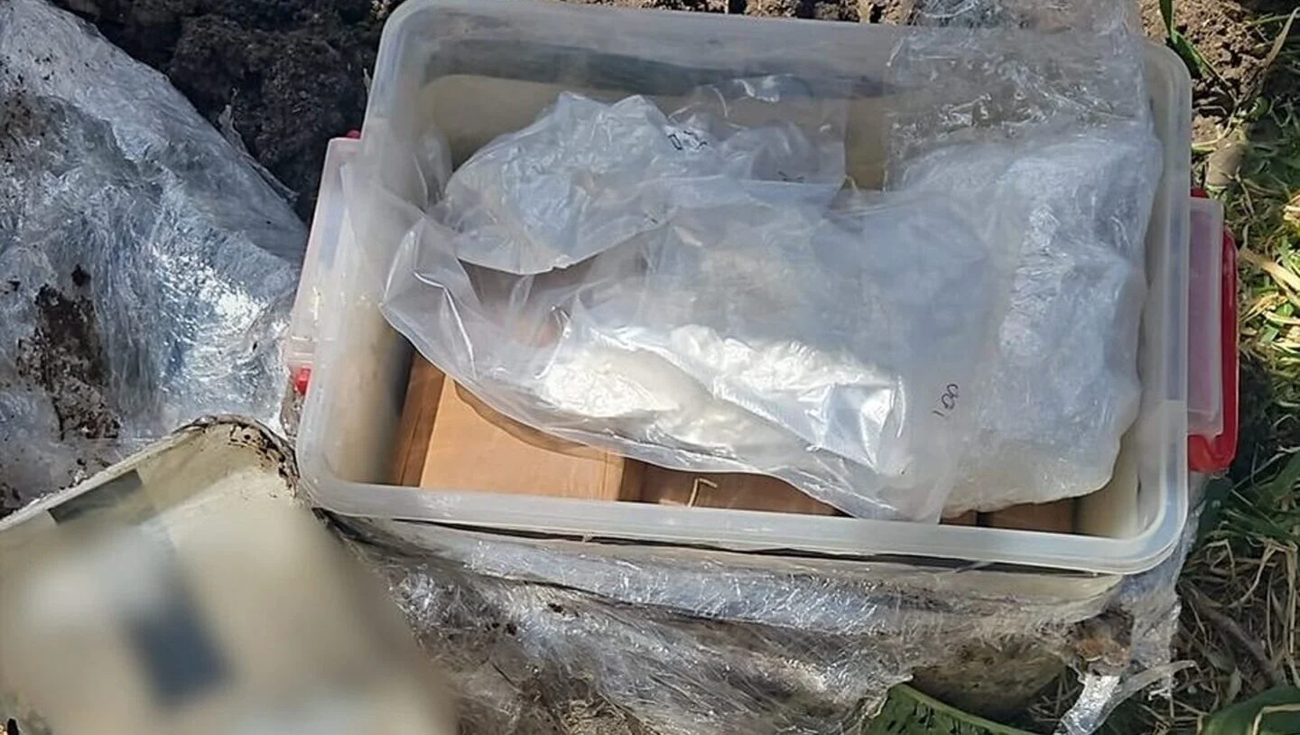 Droguri de un milion de euro, îngropate în curtea unei case din Giurgiu