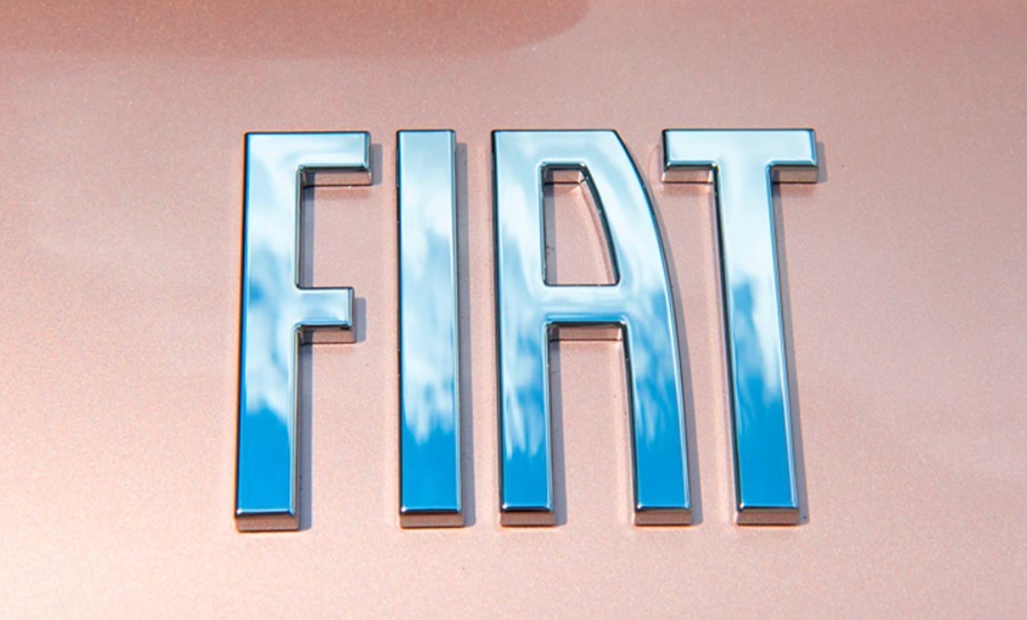 Mașini Fiat, confiscate de autorități din cauza unui abțibild