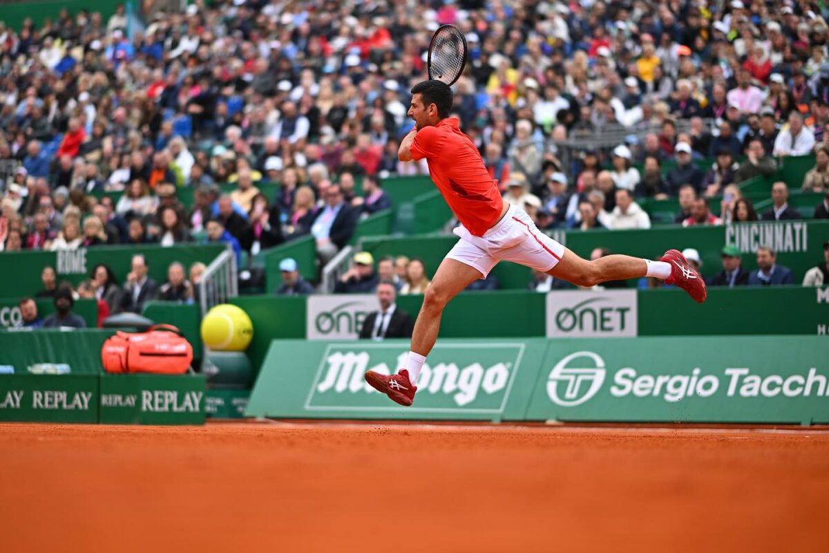 Novak Djokovic, pus la pământ după ce a fost lovit în cap. Scene de coșmar la Roma. Video