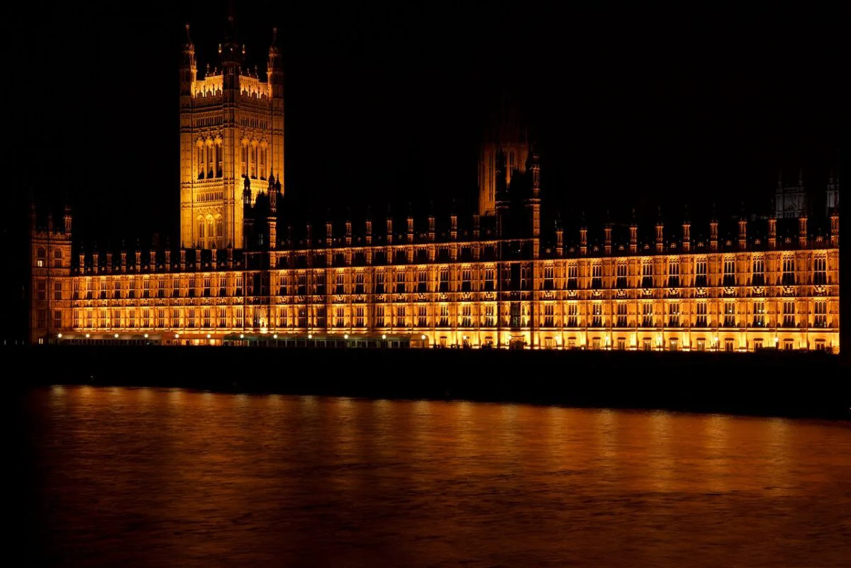 Parlamentul Marii Britanii, dizolvat. Ce se întâmplă cu Guvernul în această situație
