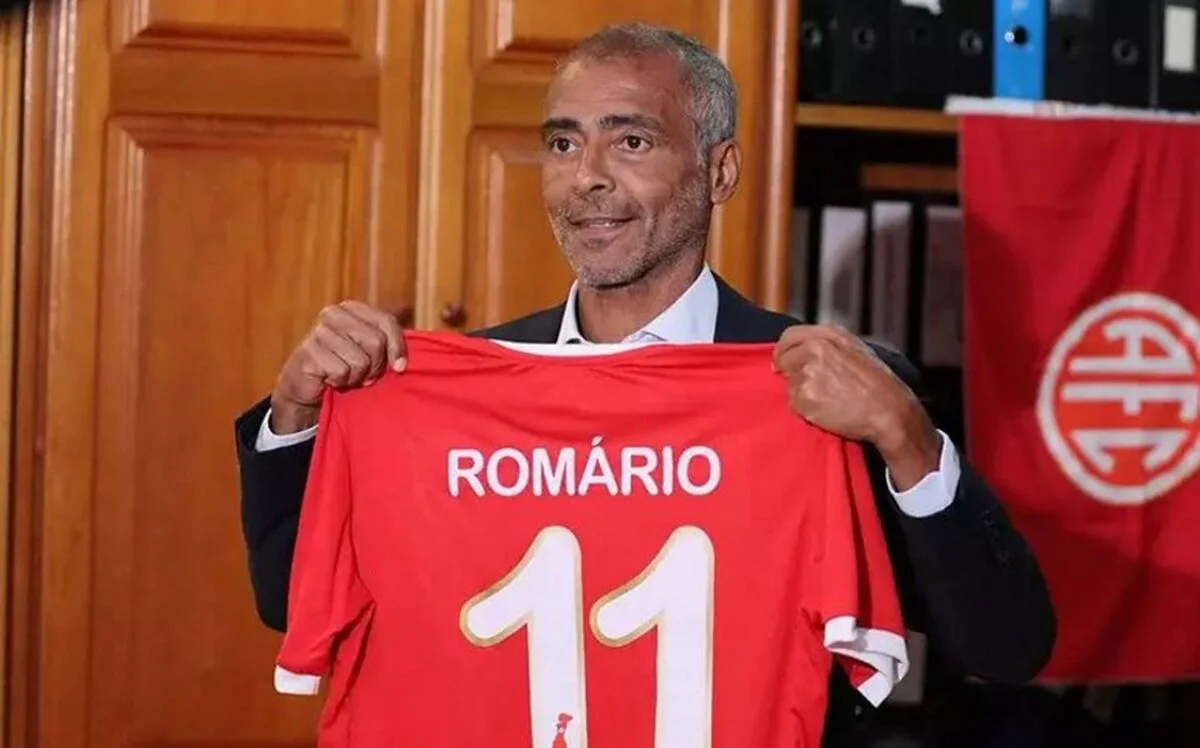 Romario s-a reapucat de fotbal. Legendarul brazilian va juca altături de fiul lui, Romarinho