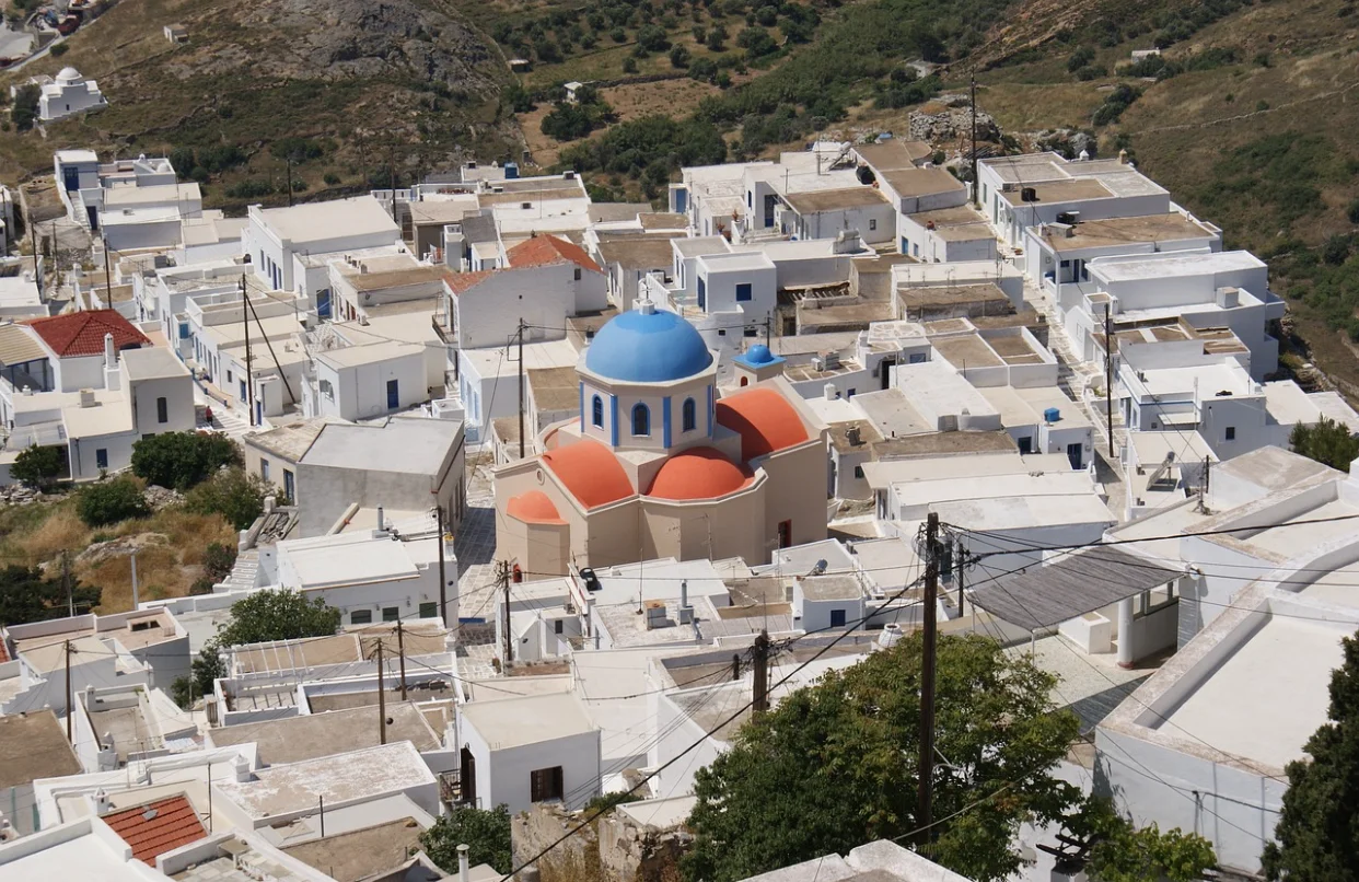 Vacanță ieftină în Grecia. Insula discretă care atrage tot mai mulți turiști