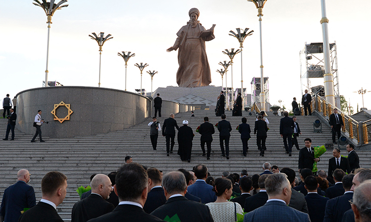 Statuia poetului național din Turkmenistan