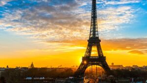Două persoane, arestate după ce au sărit de pe Turnul Eiffel