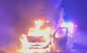 O ambulantă din Mureș a luat foc în noaptea de Înviere. Transporta o pacientă la spital