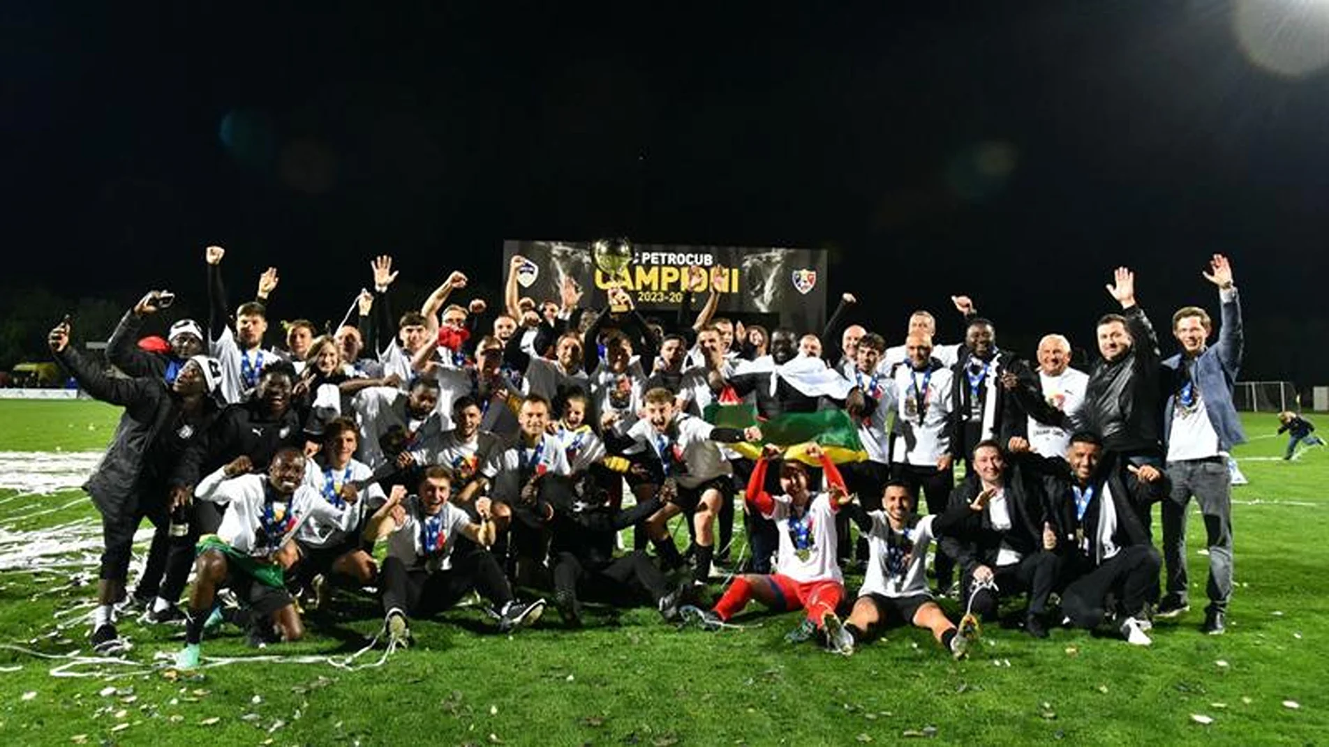 Marea revelație a fotbalului din Republica Moldova, Petrocub Hîncești, a primit trofeul