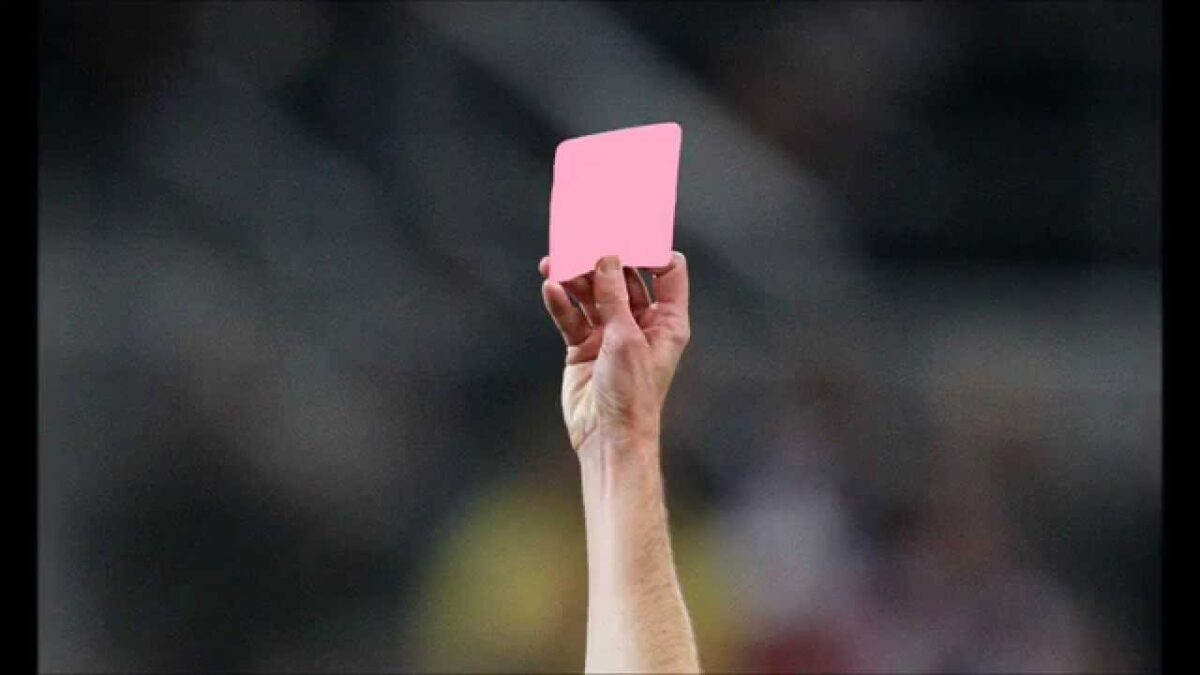 Apare cartonașul roz în fotbal. Noua măsură, fundamentală pentru jucători