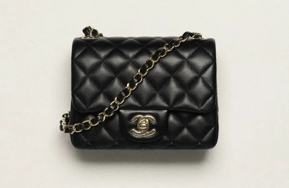 O geantă Chanel cu clapetă costă acum peste 10.000 de euro
