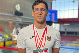 Stabilit în Franța, un înotător câștigă medalii de aur pentru Republica Moldova