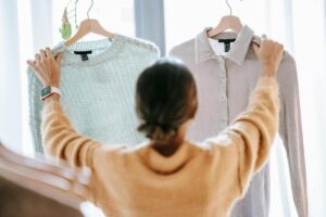 Cum poți concepe o garderobă capsulă potrivită ție? Top 3 sfaturi pentru a arăta mereu prezentabilă