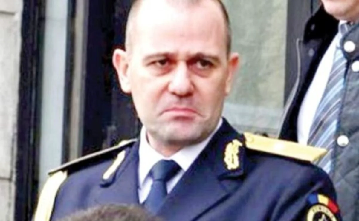 Generalul Dumbravă, în fața sediului poliției: „Vi se pare că pozez în victimă?”