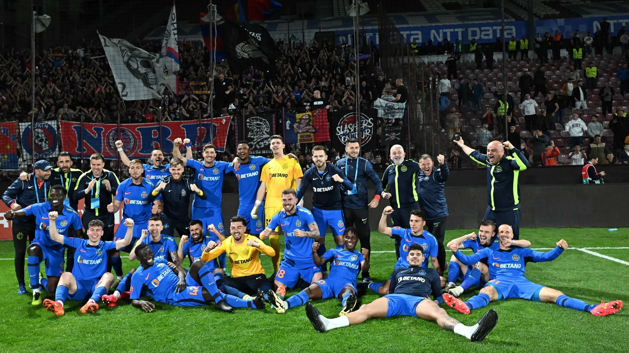 FCSB a ratat finalul în triumf. „Roș-albaștrii” au primit trofeul după înfrângerea cu CFR
