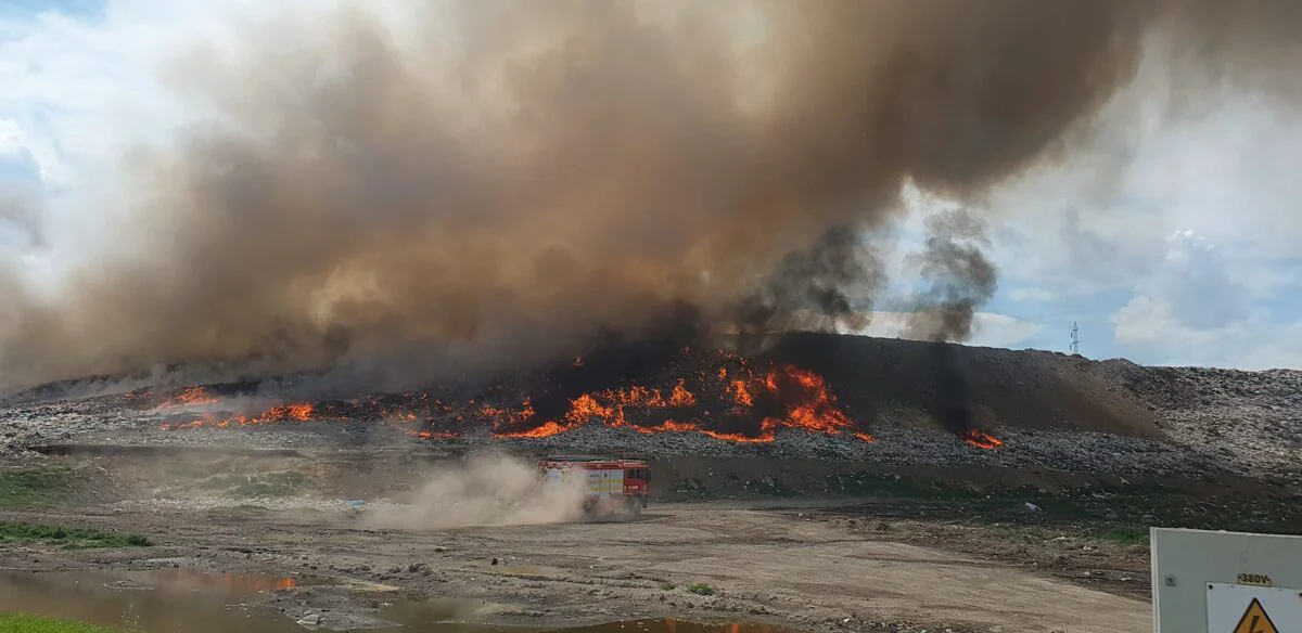 Incendiu uriaș la groapa de gunoi din Galați. Flăcările ard pe două hectare. Video