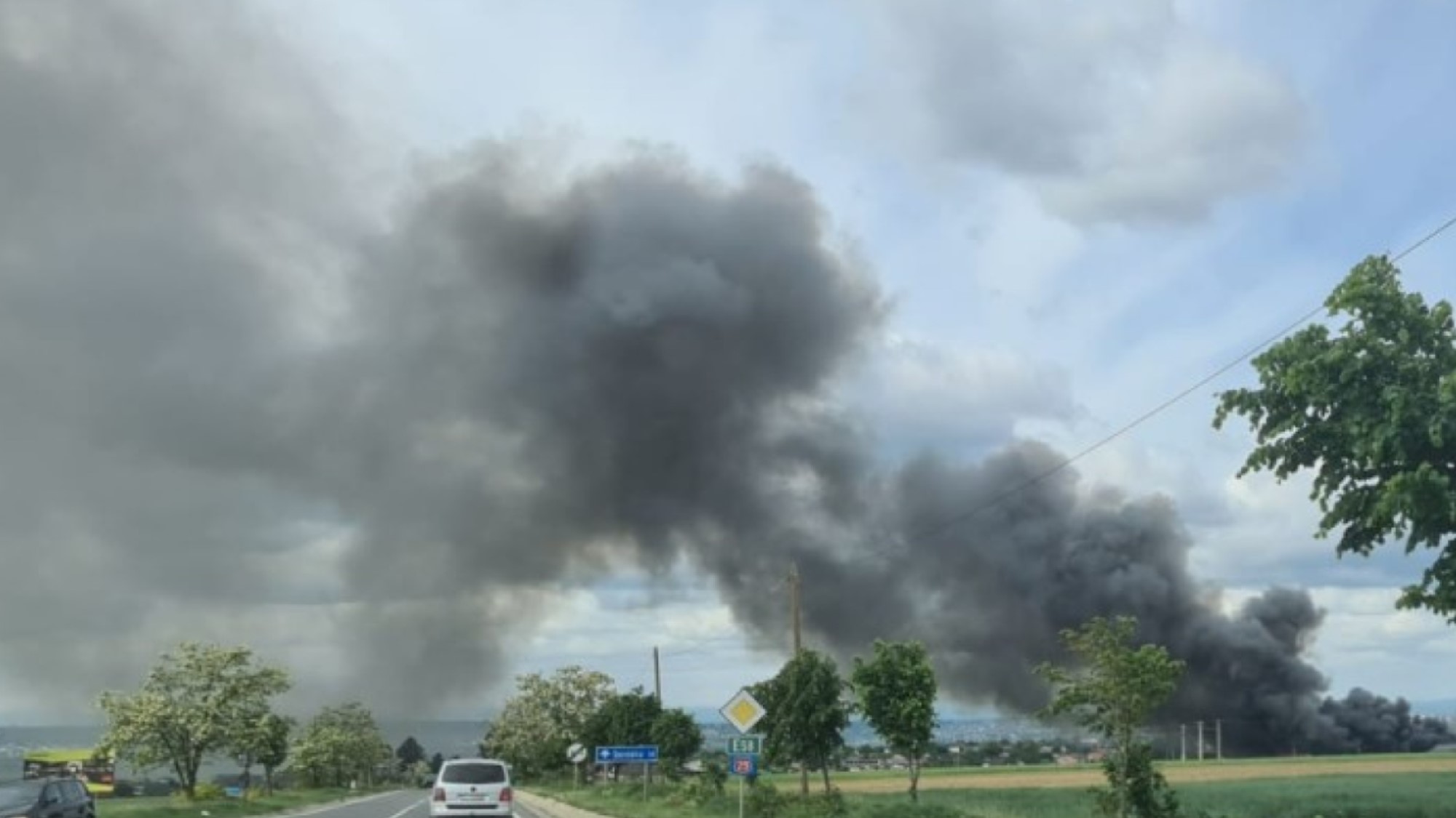 Incendiu puternic la o fabrică de termopane. Autoritățile au emis un mesaj Ro-Alert