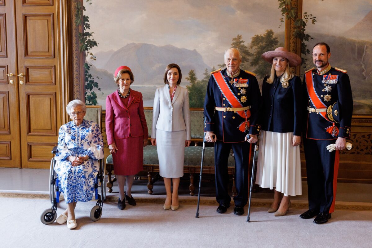 Regele Harald al Norvegiei, interesat de covoarele tradiționale din Republica Moldova