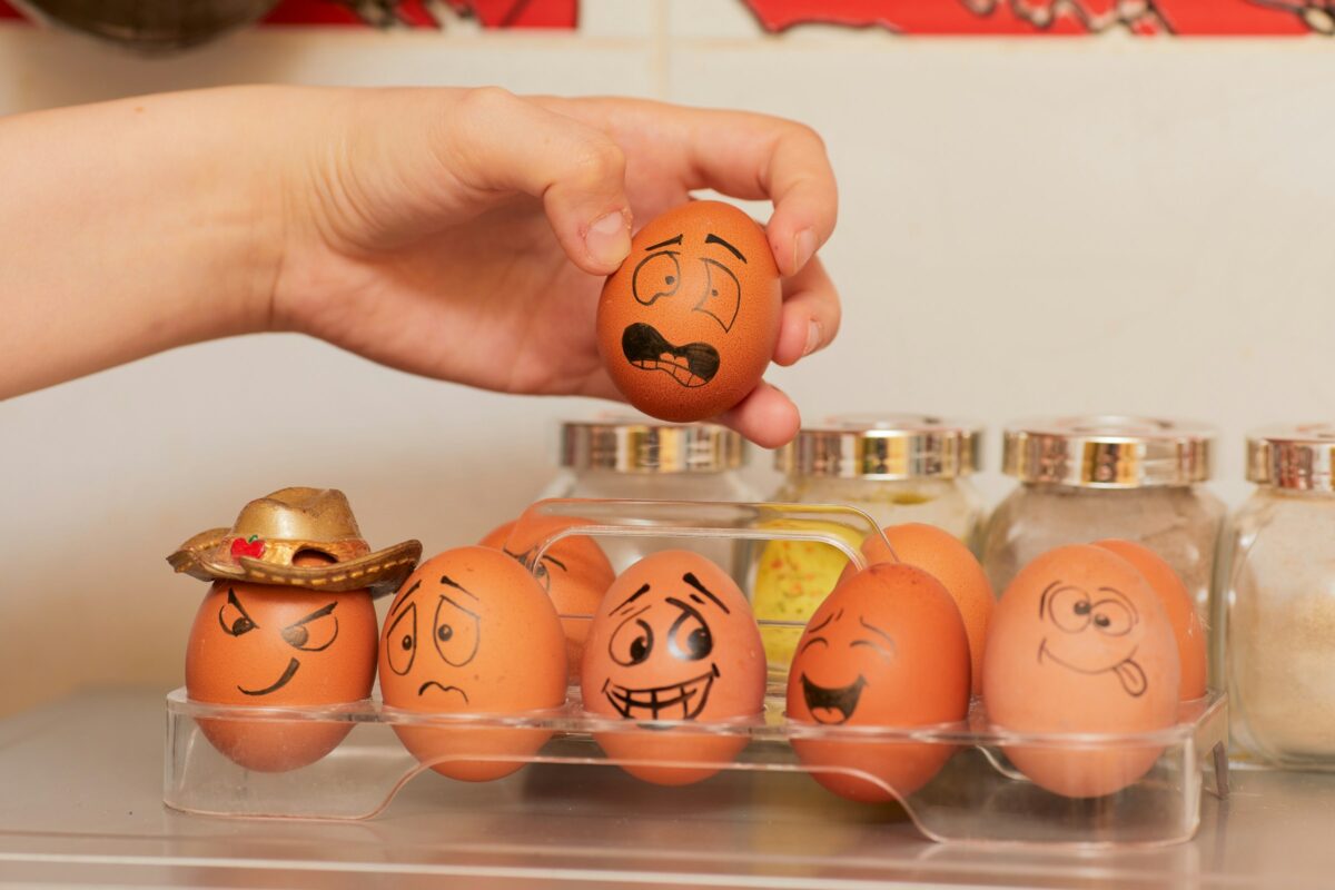 Motivul pentru care unii oameni au început să lingă ouă în supermarketuri