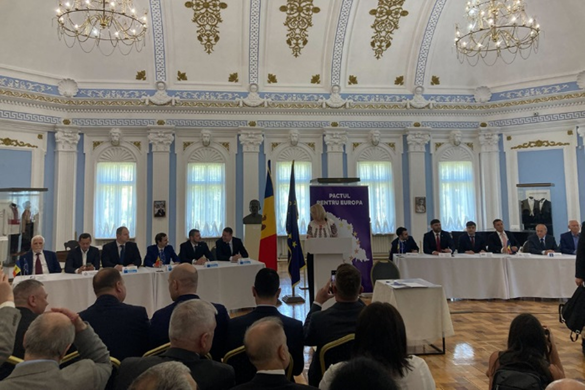 13 partide din Chișinău au semnat Pactul „Pentru Europa”, asemănător celui de la Snagov, din 1994